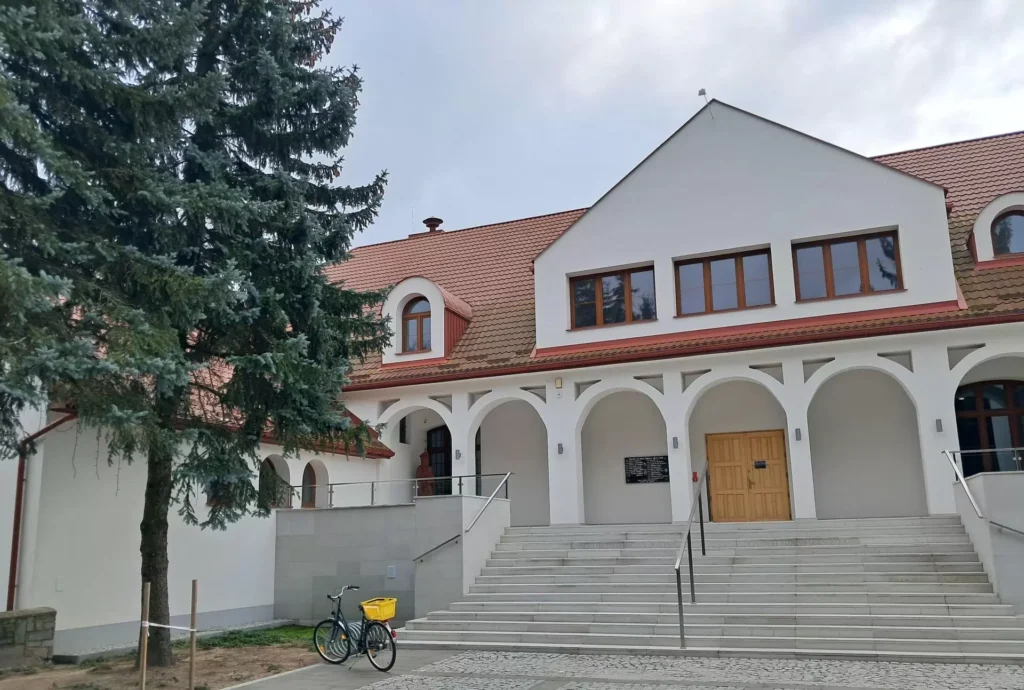 biblioteka-gmina-adamow-2.jpg